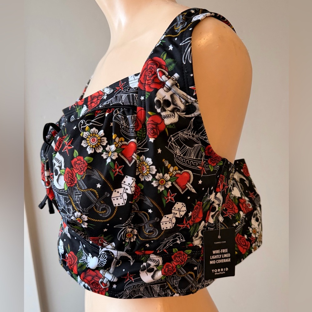 🌶️ NWT Torrid Black Floral Skull Swim Crop Top. Size 2 - Picture 2 of 4
